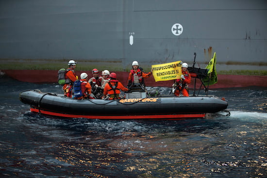 Foto de los héroes de Greenpeace frente a las prospecciones de petroleo en Canarias. España.