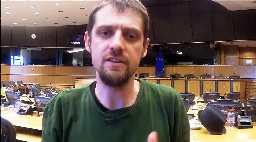 Ecología política: El nuevo paradigma del Siglo XXI ¿Por qué es importante el ecologismo político? ¿Cuál es la importancia de la ecología? Vemos aquí, por los expertos, qué es la ecología política y su definición (vídeos incluidos) Y, desde mi punto de vista, son las políticas verdes las que nos pueden salvar del colapso social, ecológico, económico y político. ¿Y tú, cómo lo ves? Florent Marcellesi en el Parlamento Europeo.