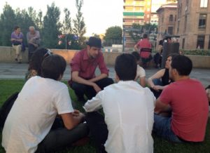 Florent Marcellesi, eurodiputado del partido verde europeo, hablando con jóvenes Florent Marcellesi hablando con jóvenes