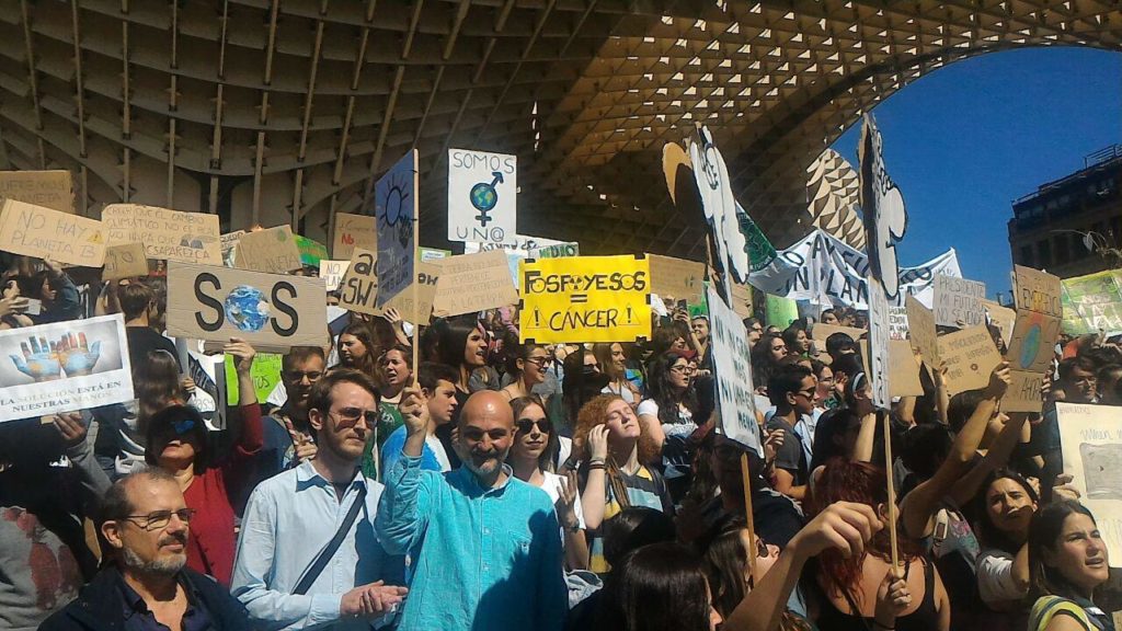 Concentración frente a la emergencia climática en Sevilla
