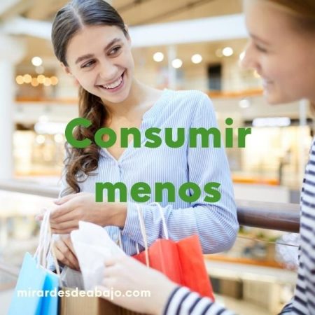 Imagen con foto de fondo con dos mujeres de compra en un centro comercial y texto sobreimpreso: consumir menos.