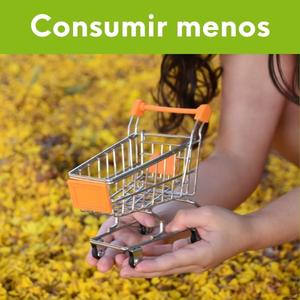 Imagen de un carrito de la compra en miniatura sobre las manos de una niña y texto: consumir menos.