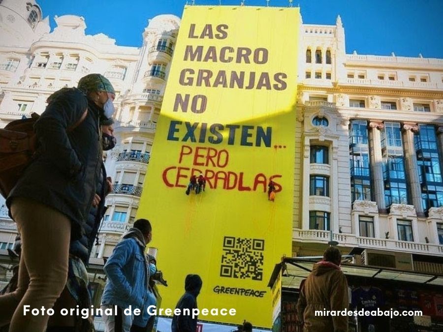 Foto con pancarta colgada de un edifico de Madrid con el texto: Las macrogranjas no existen pero cerradlas.