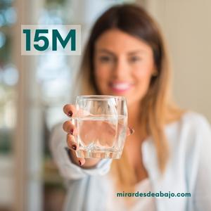 Foto con mujer ofreciendo un vaso de agua como mi símbolo personal del 15m.