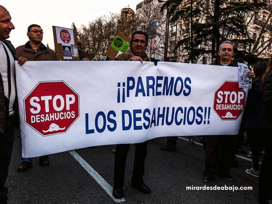 Foto pancarta de manifestación de Stop Desahucios. En la pancarta pone: Paremos los desahucios.