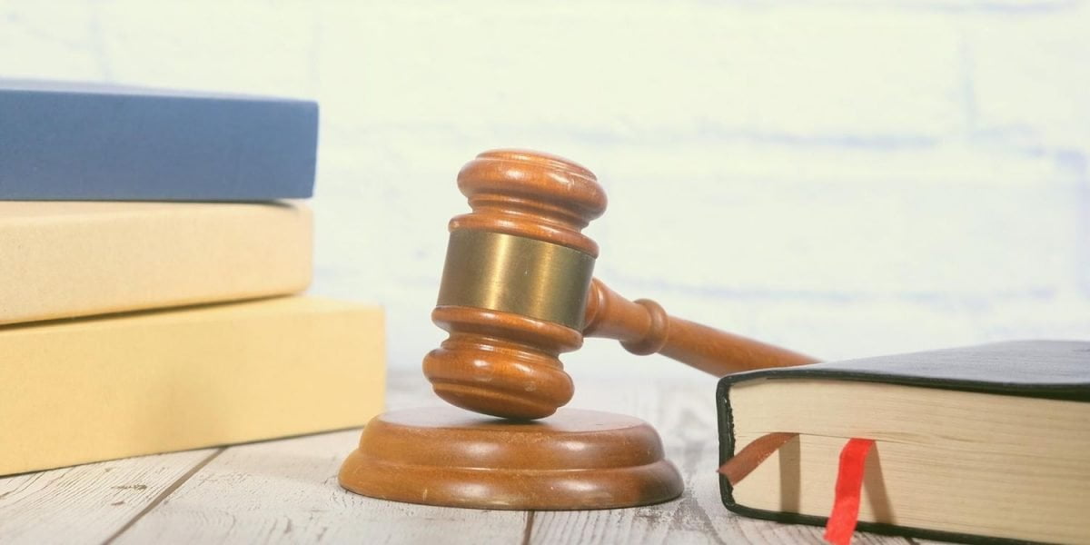 Imagen de una maza de juez y unos libros de derecho, simbolizando los Derechos Humanos.