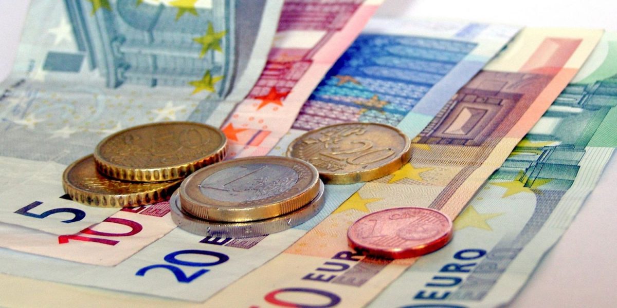 Foto de euros en billetes y monedas.