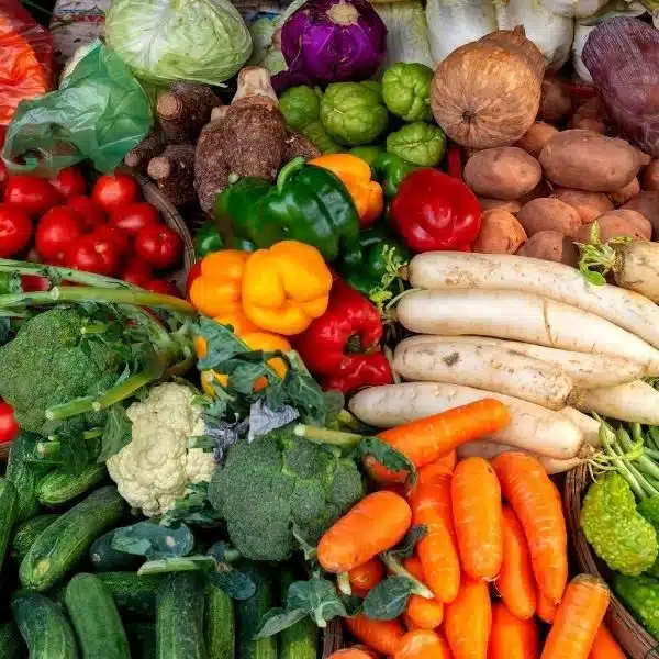 Frenar el cambio climático: ¿Cómo hacerlo posible? ¿Estás buscando reducir tu huella de carbono? ¿Eres de esas personas que les preocupa el calentamiento global? ¿Quieres pasar a la acción? ¿Quieres saber qué puedes hacer tú ante la crisis climática? Mira estas 10 formas de frenar el cambio climático. Foto de una variedad de frutas y verduras.