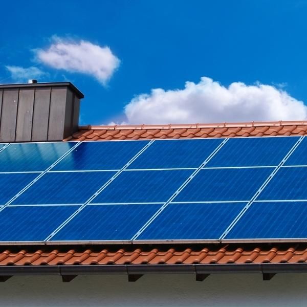 Foto de una instalación de paneles solares en un tejado.