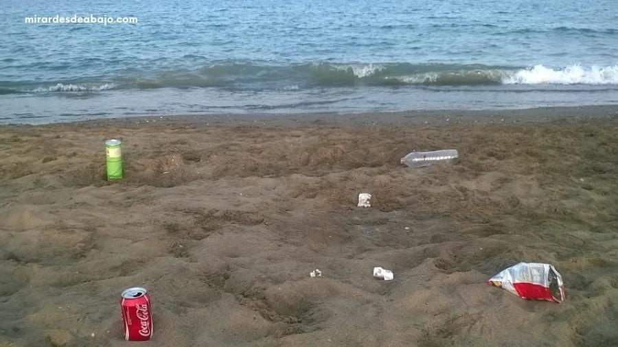 Foto de basuras en la playa junto al mar.