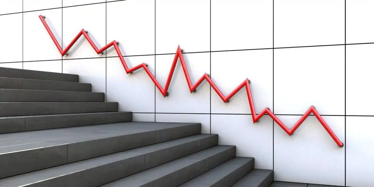 Decrecimiento: ¿Qué es el decrecimiento? El decrecimiento es una teoría basada un movimiento político, económico y social, pero... ¿Sabes lo qué es y qué propone el decrecentismo como solución a los problemas actuales? Te cuento aquí lo aprendido de diferentes autores. Imagen de unos escalones y una gráfica económica decrencentista en refrencia al decrecentismo.