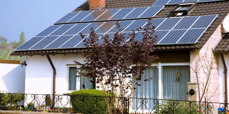 Foto de una casa con placas solares en el tejado.