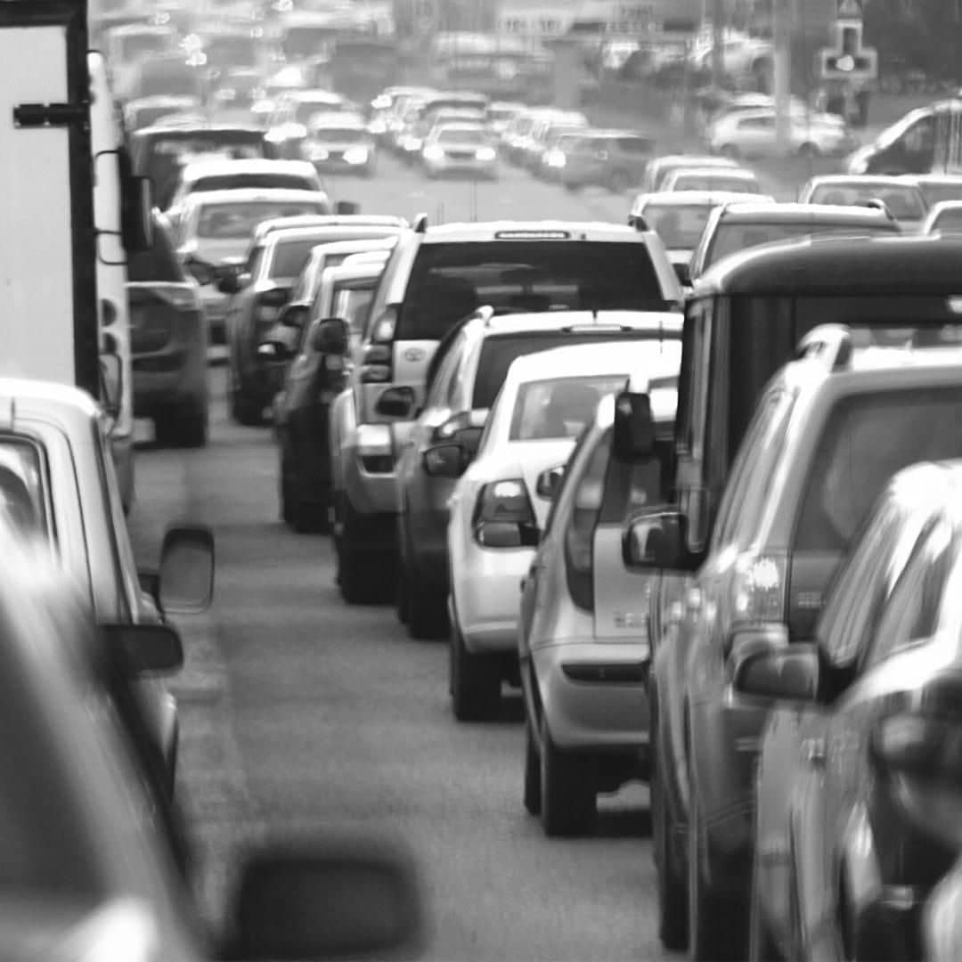 Cambio climático 2023: Noticias e información relevante Mira aquí INFORMACIÓN sobre las noticias, o informes científicos, más relevantes que vayan surgiendo sobre los cambios del clima este año 2023. Foto en blanco y negro de un gran atasco de coches.