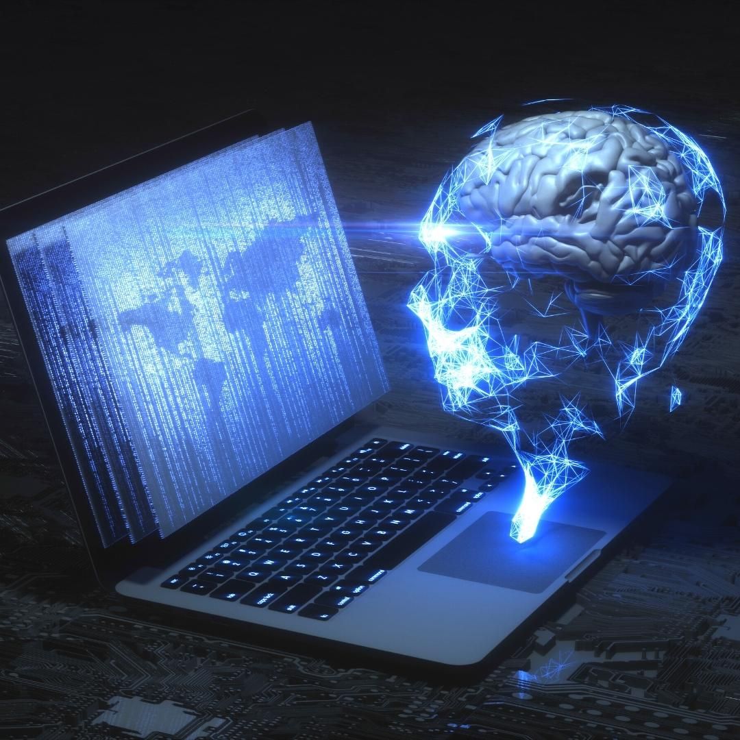 Imagen en tonos azules de un portátil con el mapa del mundo en la pantalla que es observado por una cabeza ficticia representando a una inteligencia artificial.