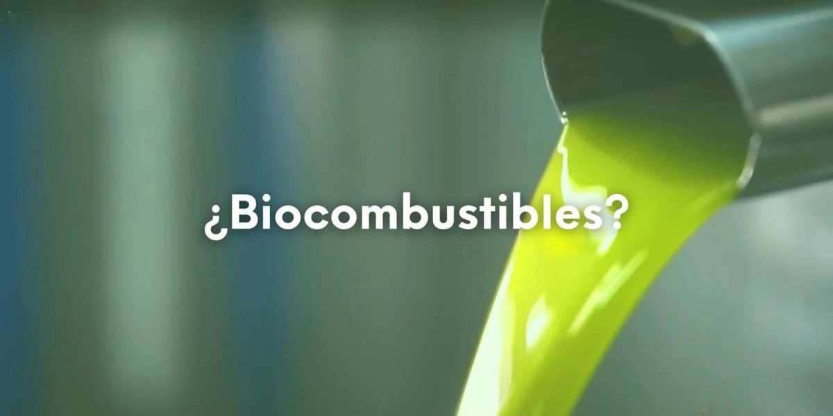 Imagen con una foto donde se ve como sale biocombustible de una tubería con la pregunta sobre impresa: ¿Biocombustibles?