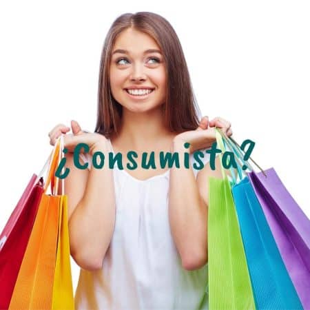 Foto de una mujer joven sonriendo con tres bolsas de la compra en cada mano. El fondo es blanco y, al frente, está sobre escrita la pregunta "¿consumista'" en letras de color verde oscuro. En referencia a si ser menos consumista significa renunciar a todo lo que quiero comprar.