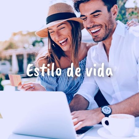 Foto de una pareja con la tarjeta de crédito en una mano y un portátil, como si fueran a comprar, y muy sonrientes. Sobre impreso en color blanco pone: Estilo de vida. En referencia a si se puede ser menos consumista sin sacrificar el estilo de vida.