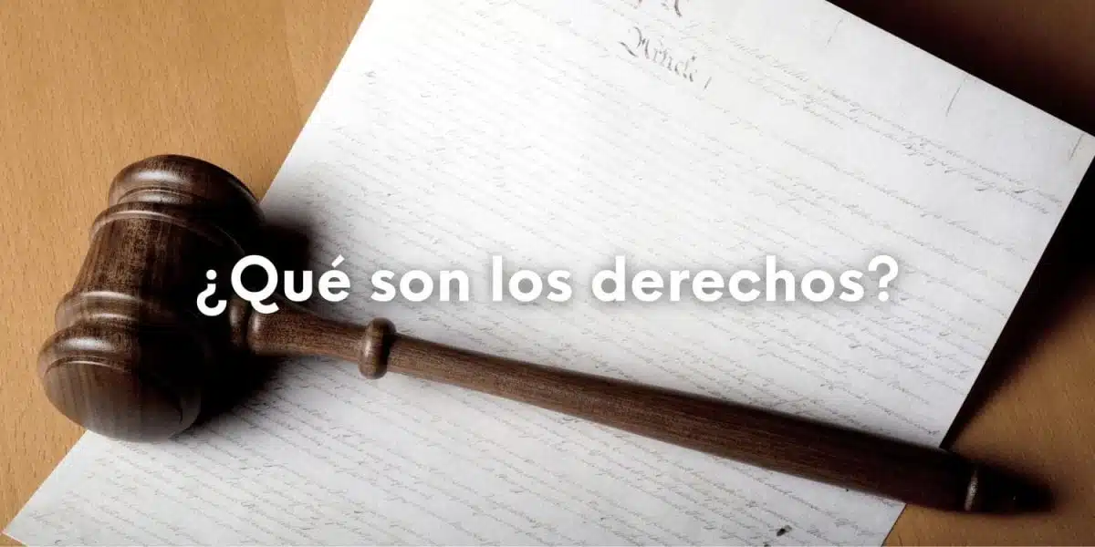 ¿Qué son los derechos? ¿Qué son los derechos humanos?: Historia, origen y cumplimiento ¿Qué son los derechos? ¿Qué son los derechos humanos? ¿Sabes, de verdad, qué es un derecho humano? Y... ¿Crees que se respetan? Un 10 de diciembre, Día de los Derechos Humanos me dio por leerlos y esa fue la primera pregunta que me hice al terminar. Imagen de un texto legal sobre una mesa de madera. Sobre el papel, se ve la clásica maza de los jueves. Con la pregunta sobreimpresa en color blanco: ¿Qué son los derechos?.