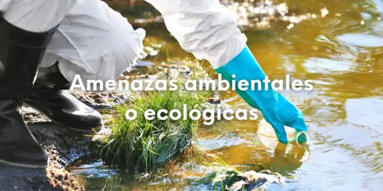 Foto de una persona cogiendo muestras para medir la contaminación en un río con las letras sobre impresas de color blanco: Principales amenazas ambientales o ecológicas.