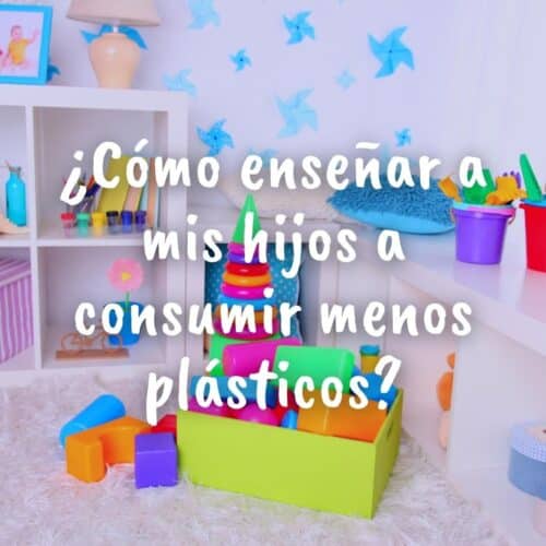 Foto de una habitación infantil llena de juguetes de plásticos con la pregunta sobre escrita en letras de color blanco: ¿Cómo enseñar a mis hijos a consumir menos plásticos?