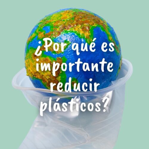 Montaje de una imagen con el planeta tierra dentro de un vaso de plástico retorcido y con la pregunta sobre impresa en letras de color blanco: ¿Por qué es importante reducir plásticos?