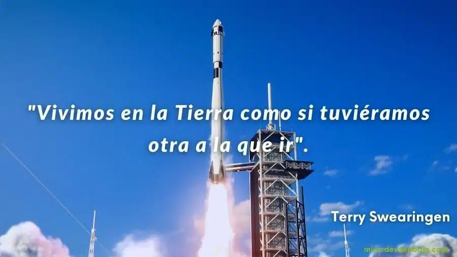 Frases del medio ambiente para reflexionar y cuidar nuestro entorno El medio ambiente es nuestro hogar y es responsabilidad de todos cuidarlo. Foto del lanzamiento de un cohete y la siguiente frase sobre el medioambiente sobre escrita: "Vivimos en la Tierra como si tuviéramos otra a la que ir". Terry Swearingen.