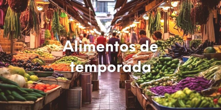 Foto de un mercado lleno de comida de temporada con el texto sobre impreso: alimentos de temporada.