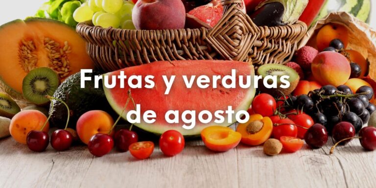 Foto de frutas y verduras de temporada con el texto sobre escrito: Frutas y verduras de agosto.