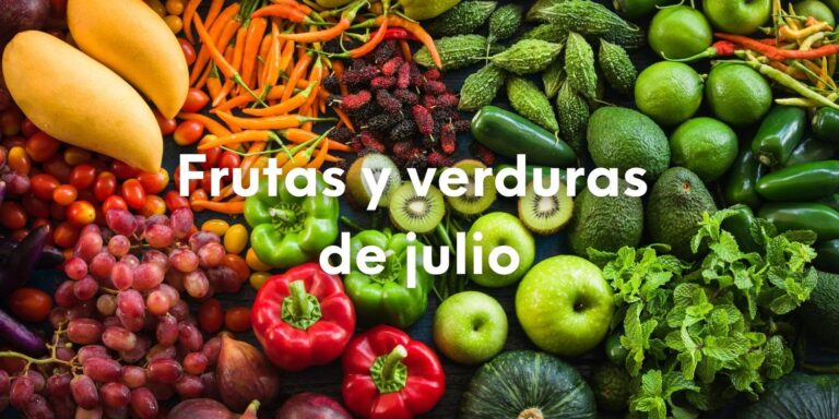 Foto de frutas y verduras de temporada con el texto sobre escrito: Frutas y verduras de julio.