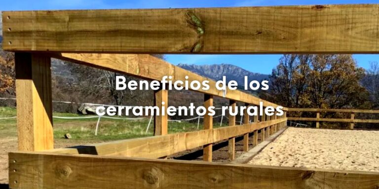 Vallado de madera en el campo en referencia los beneficios de los cerramientos rurales en el medio ambiente.