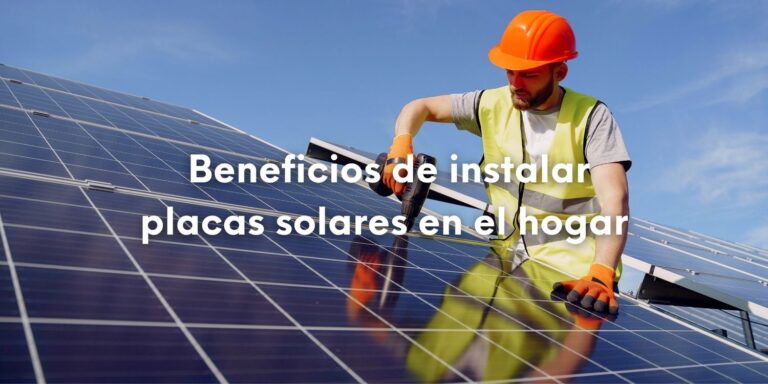 Foto de un instalador trabajando en una instalación de placas solares en una casa en referencia a los beneficios de los paneles solares al instalar placas solares en el hogar.