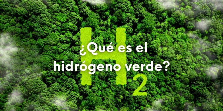 Foto aérea de un bosque donde se ve en color verde brillante el elemento químico "H2". Lleva sobre escrita en letras de color blanco la pregunta: ¿Qué es el hidrógeno verde?