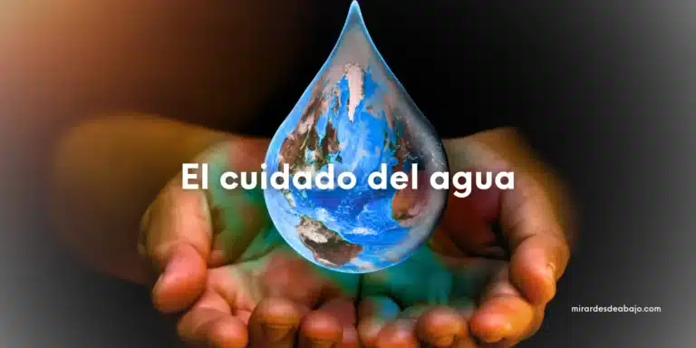 El cuidado del agua representado con una gota de agua que contiene el planeta Tierra en su interior, sostenida por manos humanas. Incluye el texto sobreimpreso en letras de color blanco: "El cuidado del agua".